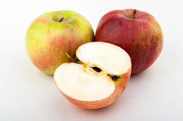 Яблоки на белом фоне