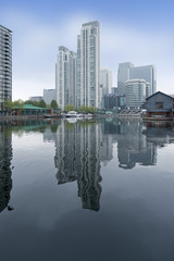 Fototapeta na wymiar London, Geschäfts- und Wohngebäude in den Docklands