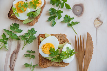 Toast mit Avocado und Ei 