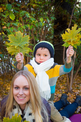 Mama und sohn haben spass im wald