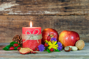 Herbst Bunt Dekoration Äpfel Rote Kerze mit Herbstdekoration
