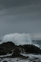 Obraz premium Waves and rocks