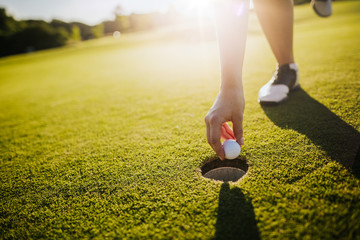 Golfball im Loch