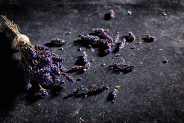 Ein Strau&szlig; getrockneter Lavendel auf einer schwarzen Steinplatte