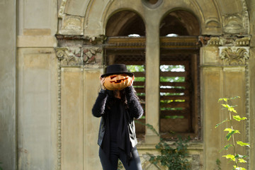 Fototapeta na wymiar halloween woman with pumpkin