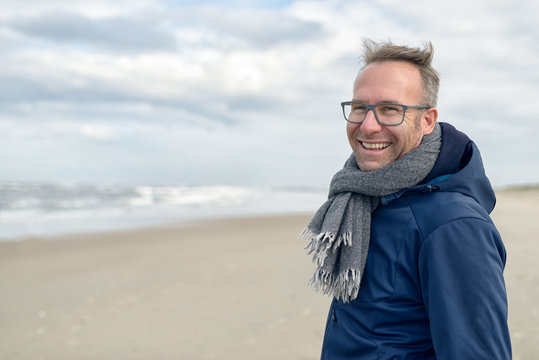 L&auml;chelnder Mann mittleren Alters blickt in die Kamera