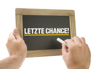Letzte Chance! Hand schreibt auf Kreidetafel