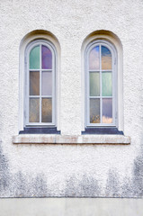 Fototapeta na wymiar Ett vackert gammalt fönster i färgat glas på en kyrka. 