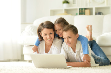 Fototapeta premium portrait of happy Family with laptop