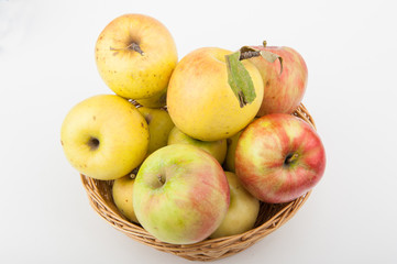 Яблоки в корзине на белом фоне 