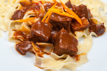 Gourmet Rindergulasch mit Bandnudeln