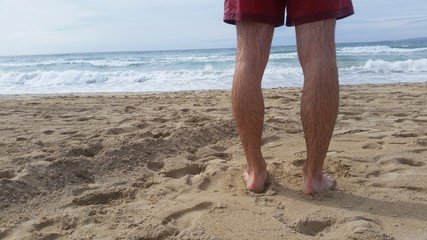 Mann mit Badehose am Strand