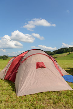 Aufgepanntes Zelt in ruhiger Landschaft