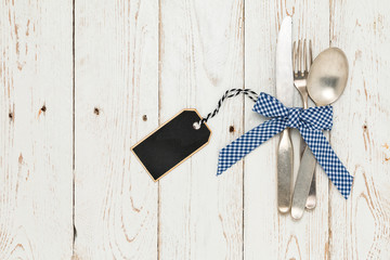 Besteck mit einer blau, weiss karierterSchleife