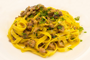 piatto di tagliatelle ai funghi porcini e salsicce