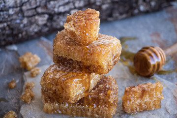 Bienenwabe mit Honiglöffel 