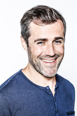 Obraz premium smart young bearded man with salt and pepper hair smiling