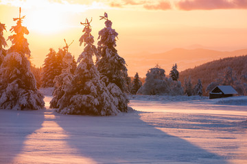 Wei&szlig;e Winterlandschaft an einem klaren Wintertag im Erzgebirge