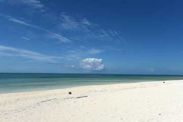 沖縄　久米島　空の青と浜辺の白が眩しいはての浜