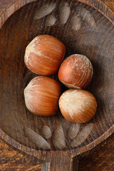 Nocciole su cucchiaio di legno