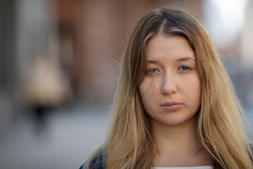 Obraz premium Young woman in city sad face