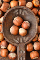 Nocciole e cucchiaio di legno
