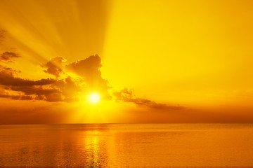 Naklejka premium Magiczny złoty zachód słońca nad morzem