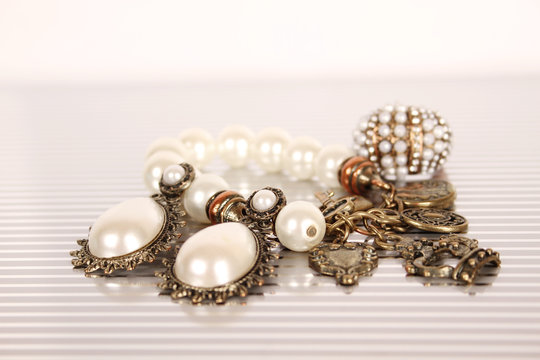 Set of jewelery with pearls