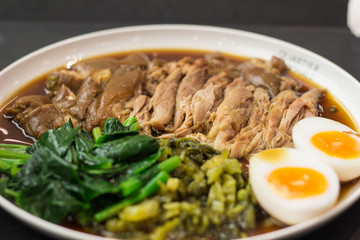 タイ料理　豚の煮物と卵