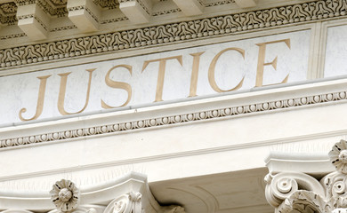 justice gravé dans le marbre du tribunal - 123564895
