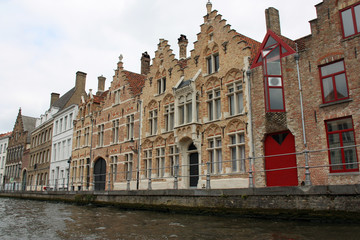 Fototapeta na wymiar Maisons flamandes des canaux de Bruges, Belgique