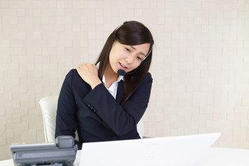 肩こりを訴えるオペレーター