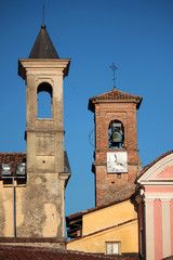 chiesa cattolica con torre