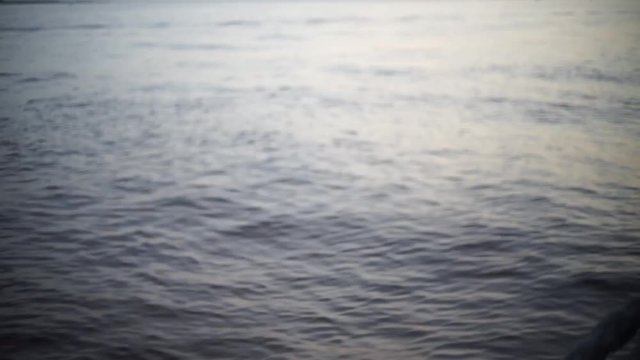 Вид на воду и закат на Финском заливе вечером в августе во время прогулки на речном теплоходе