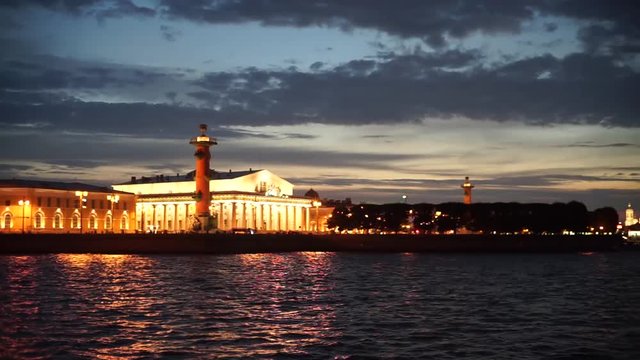 Вид на Санкт-Петербург с Невы во время ночной прогулки на речном теплоходе в августе
