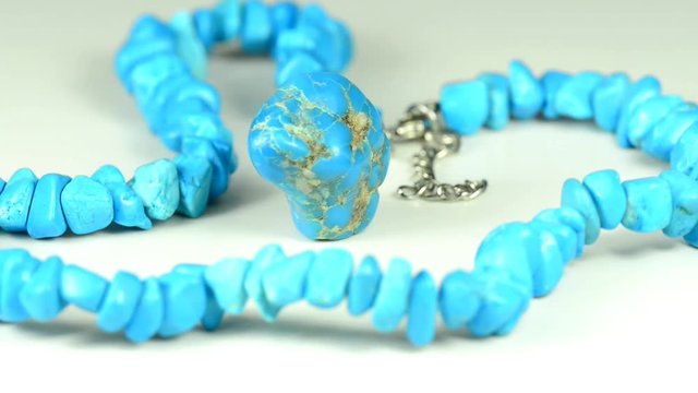 T&uuml;rkis, Rohmineral und Kette auf einem Drehteller