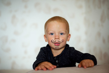 двухлетний мальчик с усами