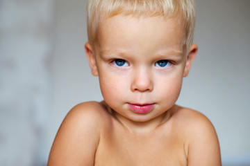 двухлетний мальчик с синими глазами
