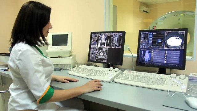 The Docter launches an MRI scannner CT