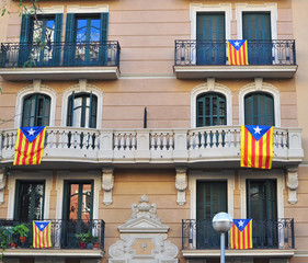 Fototapeta premium Houses of Barcelona with flags of Catalonia