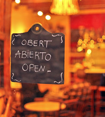 Open sign in english, catalan and spanish
