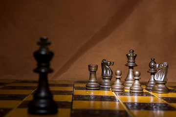 Scacchi fotografati su una scacchiera
