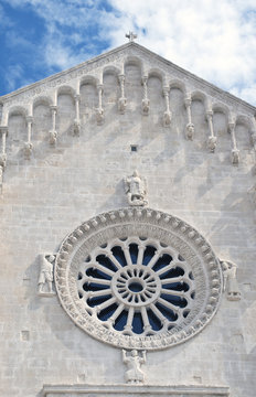 il rosone nella facciata della chiesa