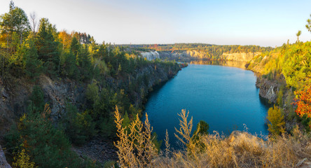 лес на краю карьера