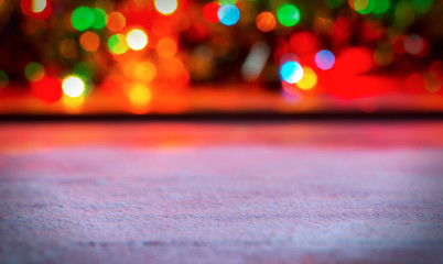 Schneeboden mit Freiraum vor weihnachtlichen Lichtern