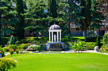 Obraz premium Statue of Our Lady decorates the park.
