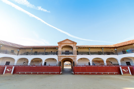 Plaza de toros hexagonal de Almad&eacute;n