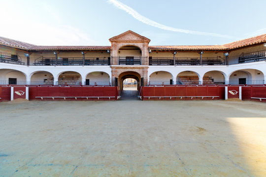 Plaza de toros hexagonal de Almad&eacute;n