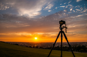 丘の上から夕日を写す