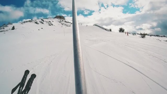skieur sur t&eacute;l&eacute;ski &agrave; perche remontant une piste